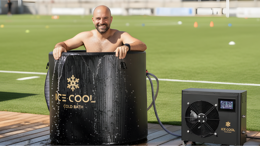 Athlète dans un bain froid Ice Barrel relié à son refroidisseur, au bord d'un terrain de sport