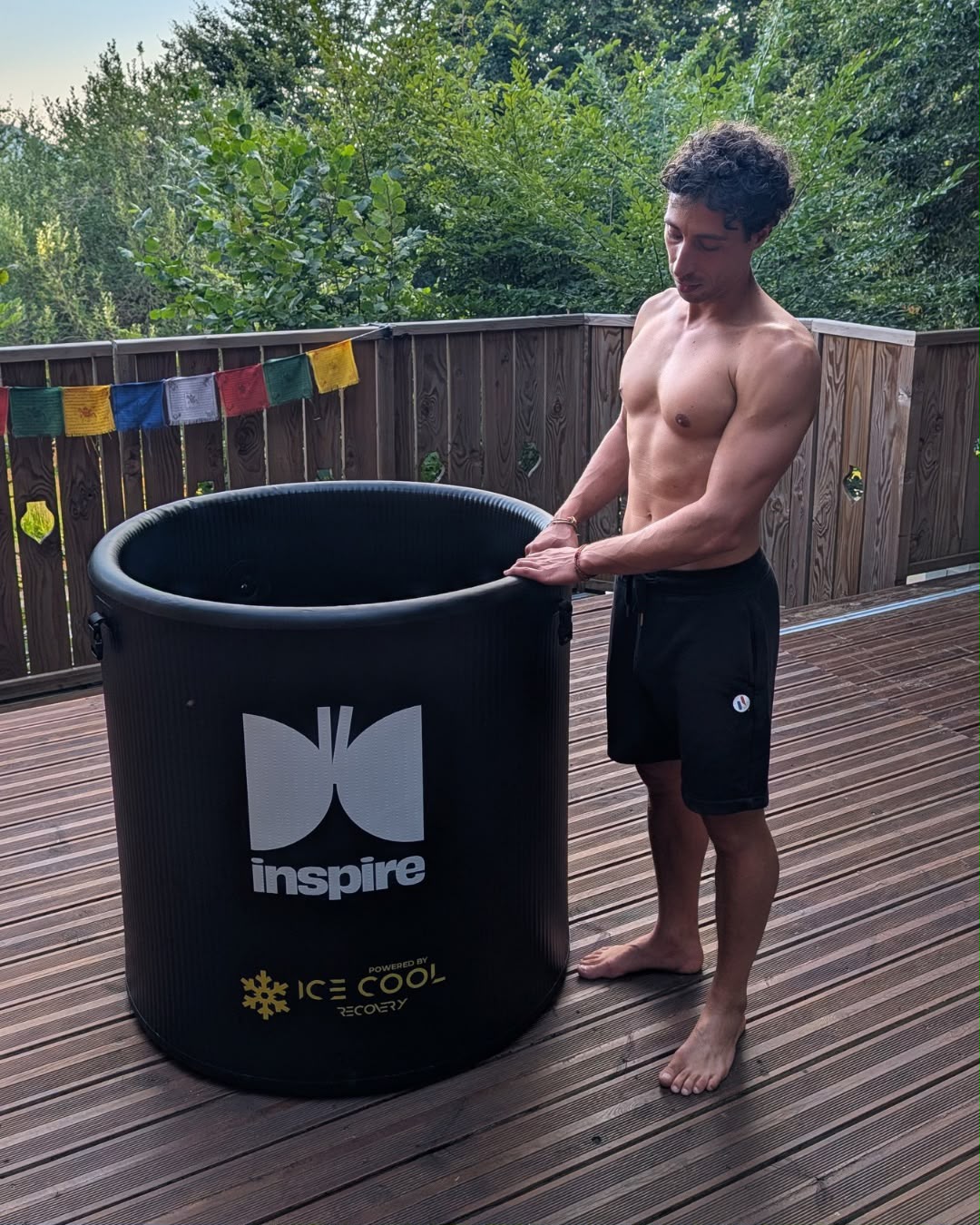Barrel INSPIRE by Ice Cool Recovery, Leonardo Pelagotti devant le bain froid