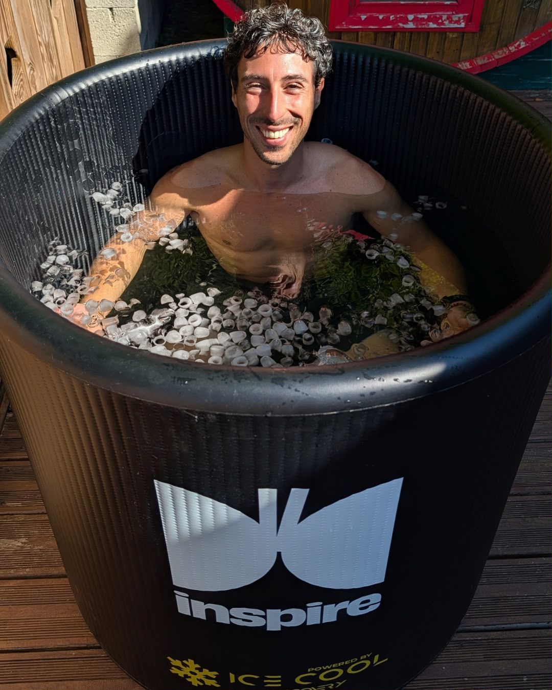 Leonardo Pelagotti en immersion dans le Barrel INSPIRE avec de la glace