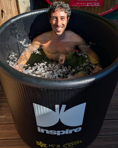 Leonardo Pelagotti en immersion dans le Barrel INSPIRE avec de la glace