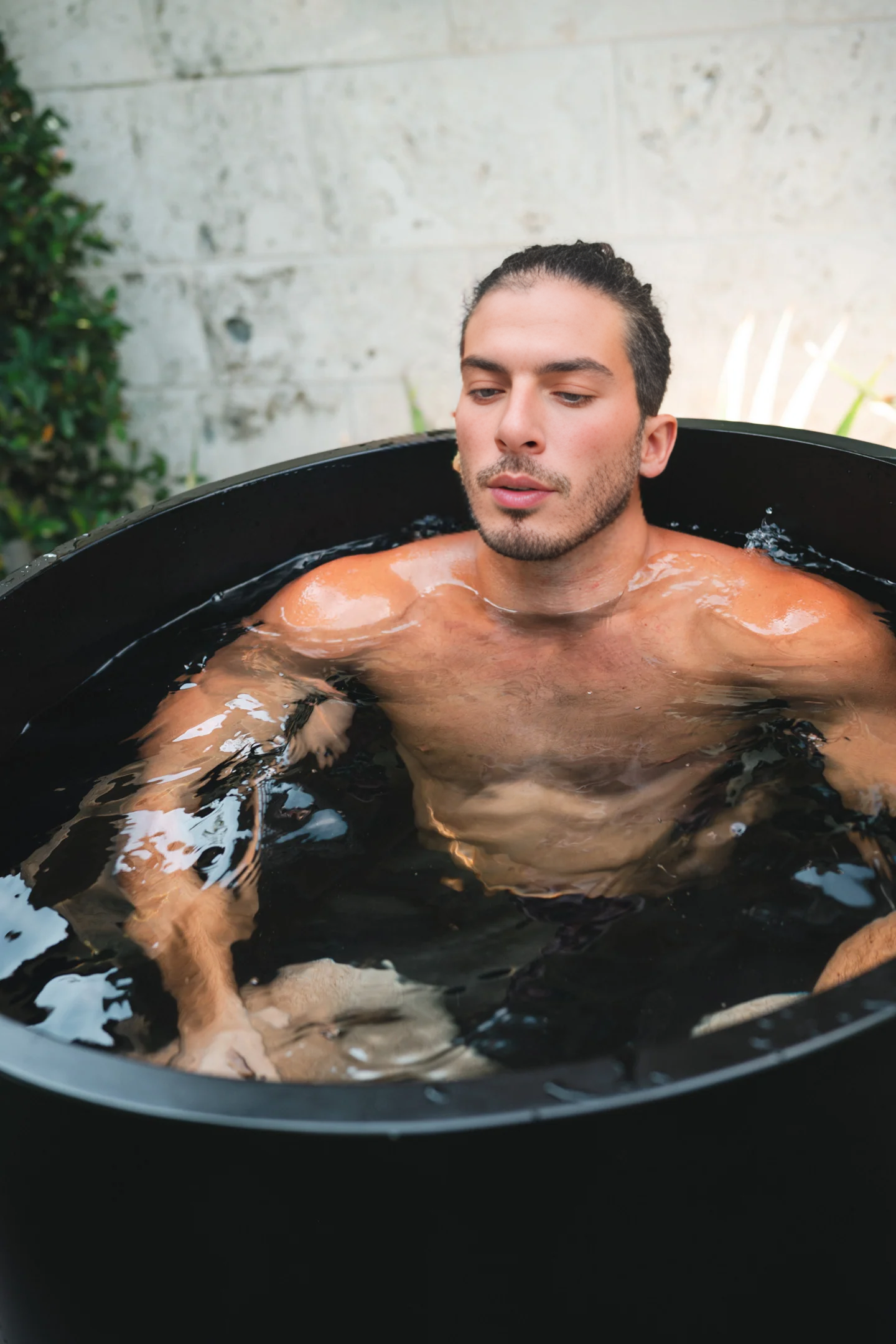 icecool-frozenbarrel-black-man-icecbath