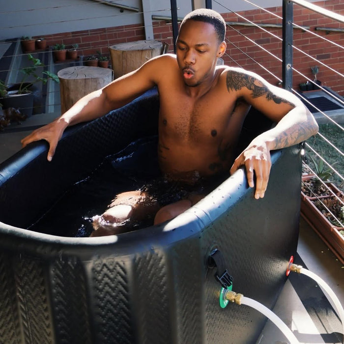 Homme qui entre dans un bain froid gonflable raccordé à un refroidisseur
