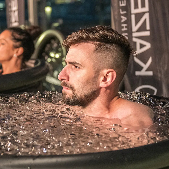 Homme dans un bain rempli de glace lors d'un événement sportif