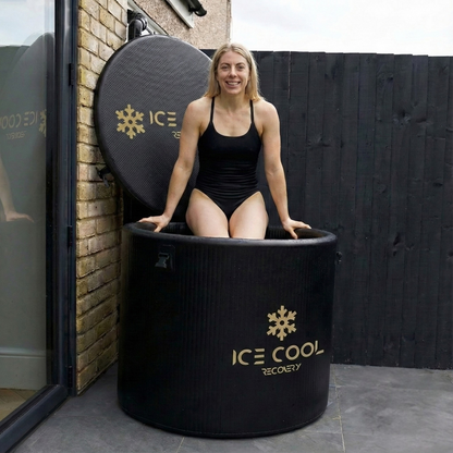 Femme debout dans le bain froid ice Barrel Ice Cool Recovery, couvercle ouvert