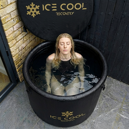 Femme les yeux fermés dans le bain froid ice Barrel, vue du dessus