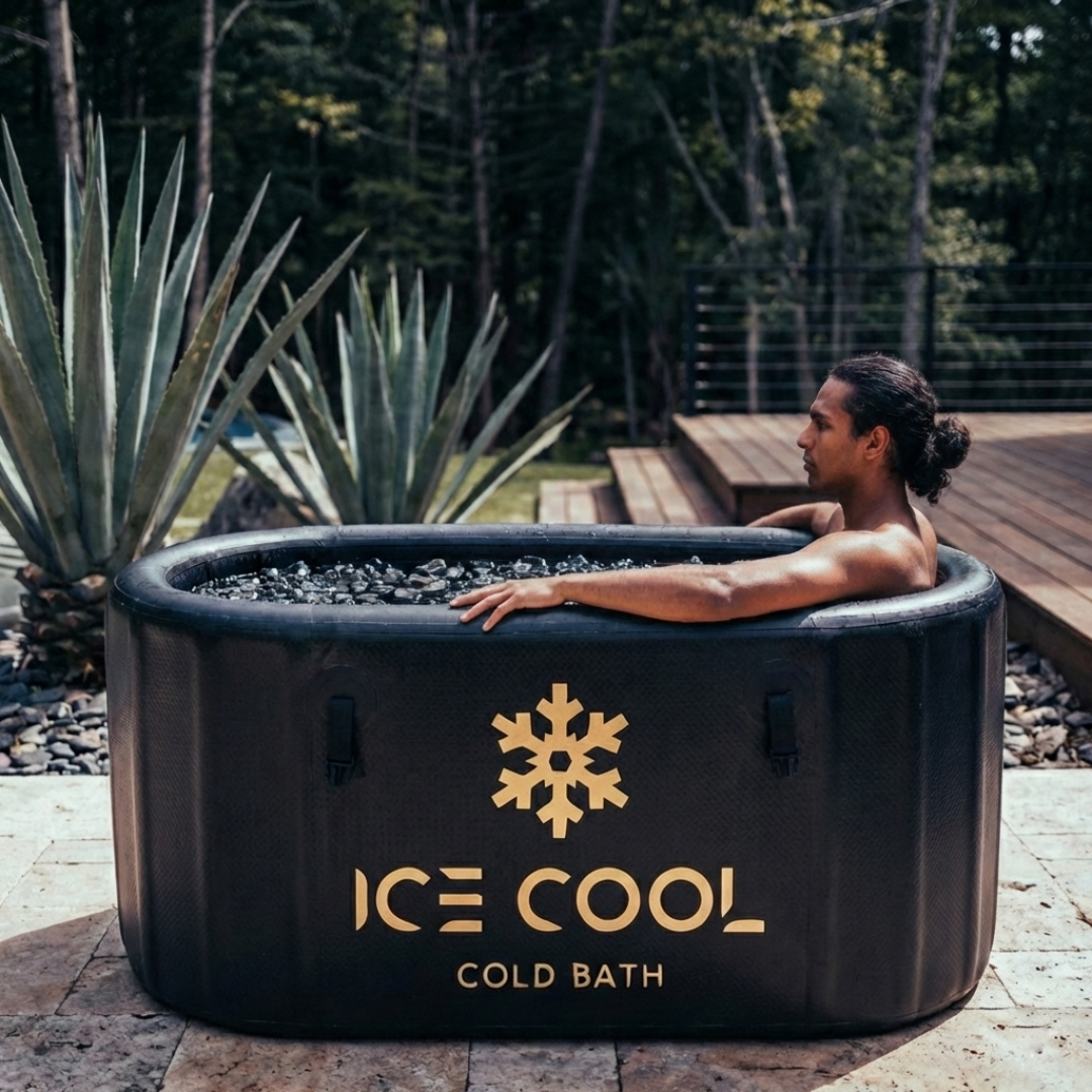 Homme dans le bain froid OASIS avec le logo Ice Cool, en extérieur