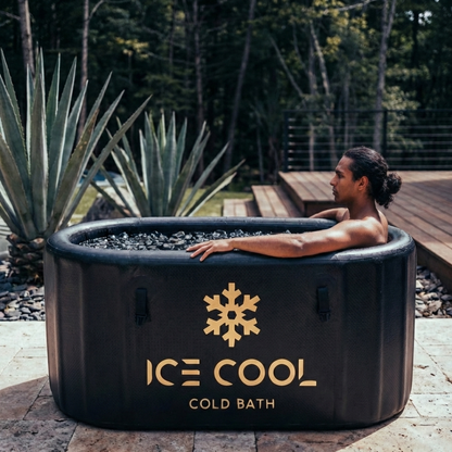 Homme dans le bain froid OASIS avec le logo Ice Cool, en extérieur