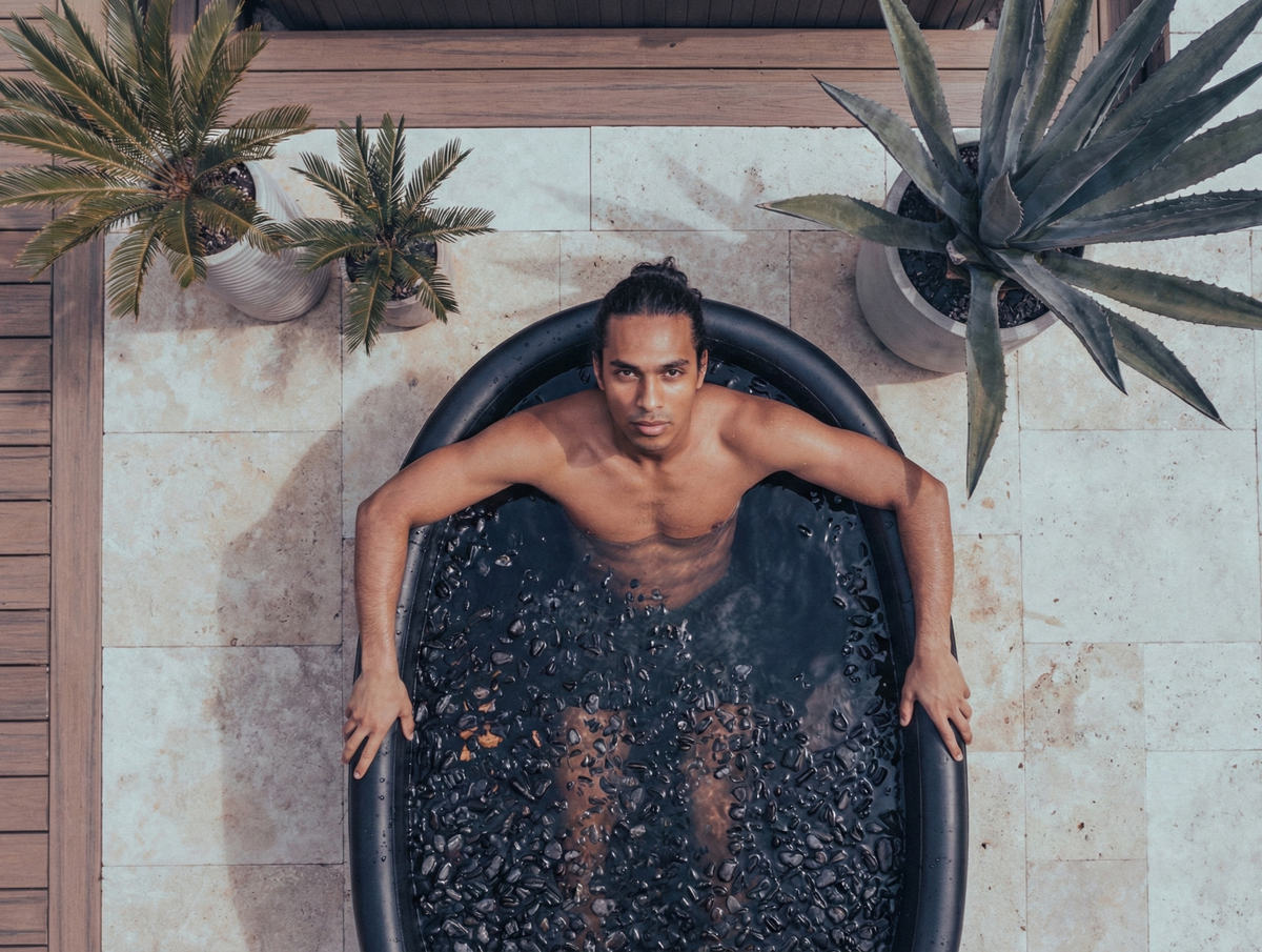 Vue du dessus d'un homme dans le bain froid OASIS entouré de plantes